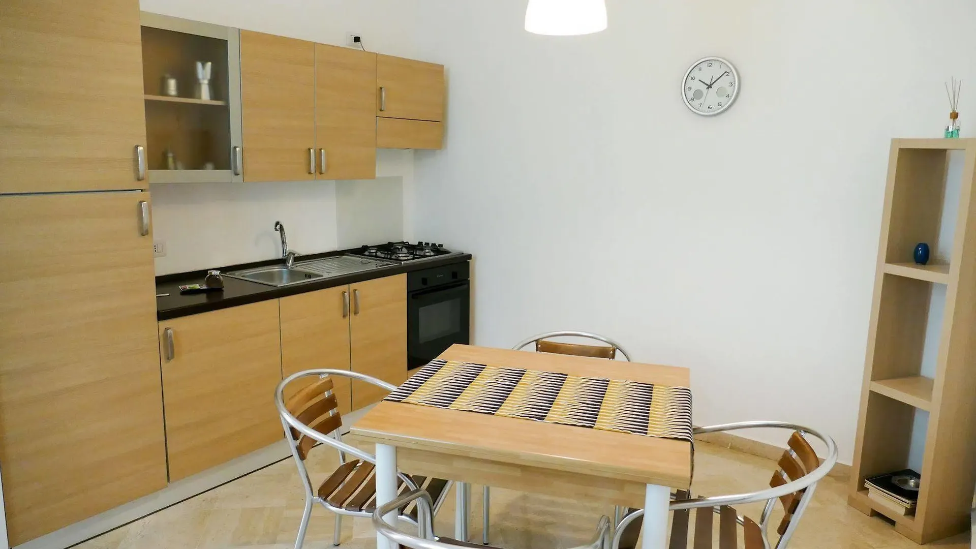 Visa Residence Bari 3*,  Italia